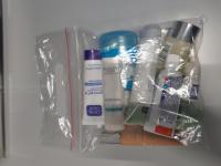 CS911/2024 SACCHETTO DI PLASTICA CONTENENTE VARI CONTENITORI DI LIQUIDI